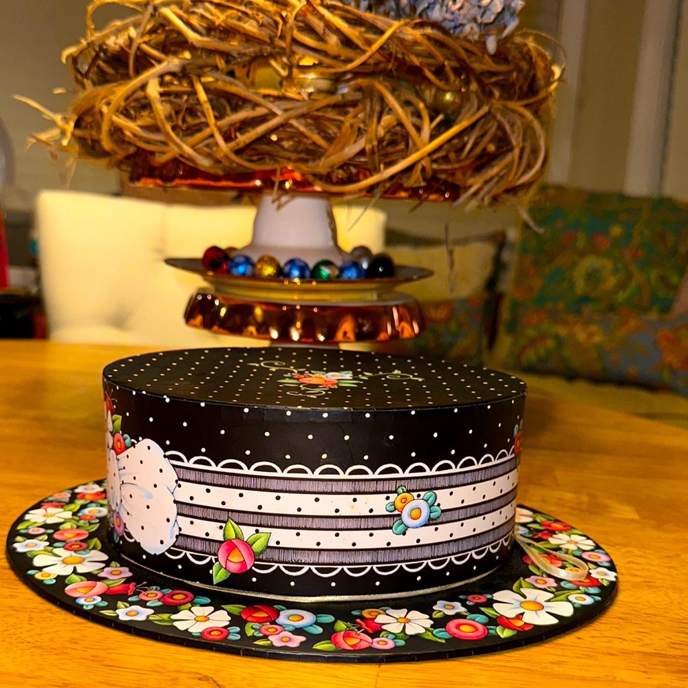 MARY ENGELBREIT LARGE FLORAL & BOW HAT And STORAGE BOX 10.5" X 9" X 3" W/tag - Picture 2 of 8